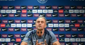 إنريكي يوجه مدحًا خاصًا للاعب لانس ويشير إلى استحقاقه الظهور في دوري أبطال أوروبا الموسم القادم