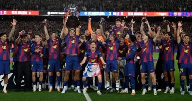 احتفالات برشلونة jubilante بفوزها الرائع بكأس الدوري الإسباني بعد انتصارها المثير على ريال مدريد في مباراة لا تنسى