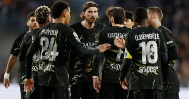 باريس سان جيرمان يتوج بلقب الدوري الفرنسي لعام 2026 بعد انتصاره على لانس بهدفين في مباراة مثيرة
