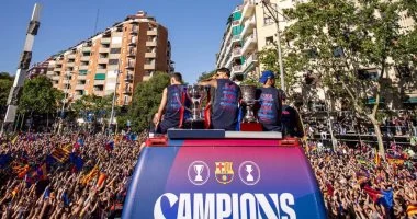 برشلونة يحتفل بلقب الليجا في شوارع كتالونيا وسط احتشاد جماهيري هائل ومشاهد رائعة للفرحة والانتصار