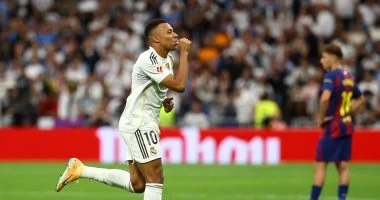 جماهير ريال مدريد تعبر عن غضبها تجاه مبابي بعد خسارة الكلاسيكو أمام برشلونة في مباراة مثيرة