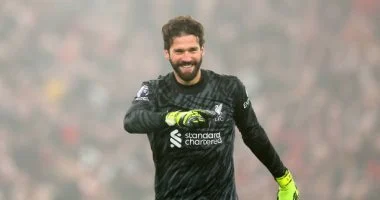 حارس مرمى ليفربول يواجه قراراً مصيرياً بين الانتقال إلى يوفنتوس والرغبة في الاستمرار مع الريدز
