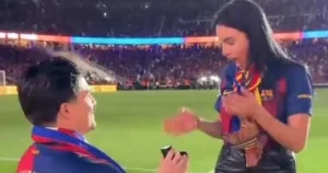 عرض زواج رائع في ملعب برشلونة خلال الكلاسيكو ومراسم احتفالات الليجا يثير إعجاب الجماهير بشكل غير متوقع