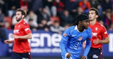 عقب طرد يورينتي أتلتيكو مدريد يحقق انتصارًا مثيرًا أمام أوساسونا في مباراة مثيرة بالليغا