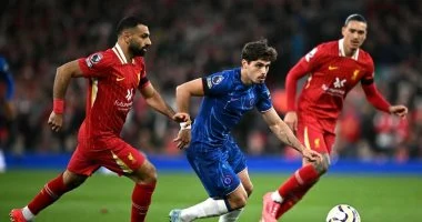 غياب محمد صلاح يثير التساؤلات حول تشكيل مباراة ليفربول وتشيلسي في الدوري الإنجليزي الممتاز وتأثيره على الأداء