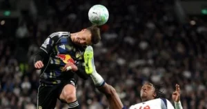 ليدز يحقق تعادلاً مثيراً أمام توتنهام بهدف لكل فريق في مباراة مثيرة بالدوري الإنجليزي الممتاز