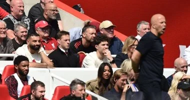 محمد صلاح يثير حماس جماهير ليفربول خلال ظهوره المفاجئ في أنفيلد ويجعل الأجواء مفعمة بالطاقة والنشاط
