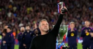 هانزي فليك يتوصل إلى اتفاق رسمي لتجديد عقده مع برشلونة حتى عام 2028 في خطوة منتظرة من الجماهير